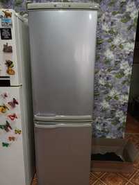Холодильник Samsung, в хорошем состоянии.