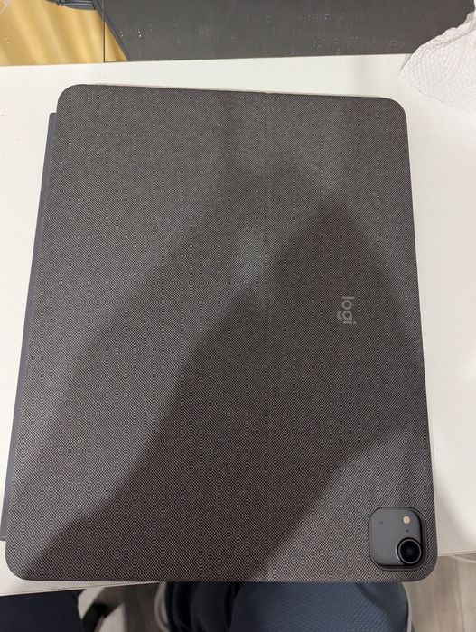 iPad Pro 3 Gen 12.9 inch 256GB Wi-Fi + Logitech case + Apple Pencil 2