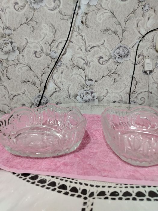 Две большие хрустальные салатницы треугольные салатницы.