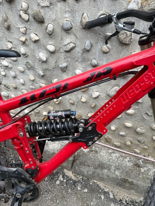 Vând bicicleta downhill