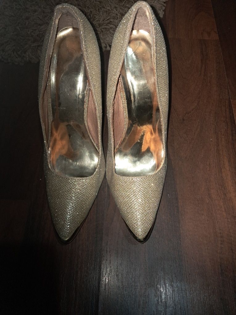Pantofi stileto aurii
