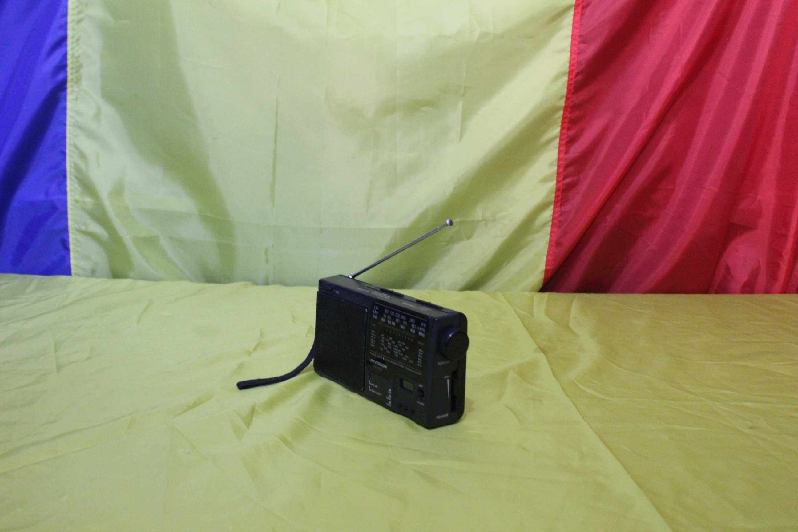 Radio  cu ceas alarma vechi - ( Germania) UNIVERSUM tr-1015
