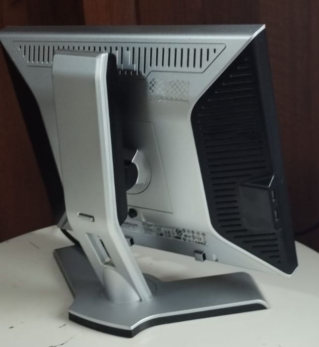 Monitor Dell cu test color activ, conectivitate variată