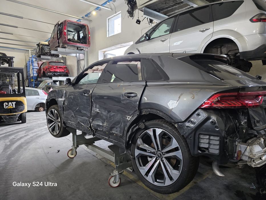 Dezmembrez Audi q8 2023