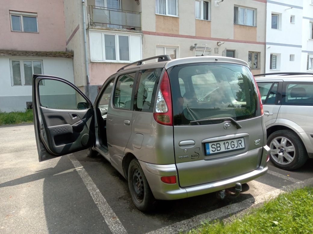 Vând TOYOTA Yaris Verso
