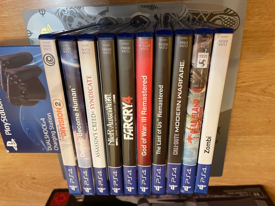 PlayStation 4 PRO 1TB God of War Limited Edition, 2 джойстика, 10 игри