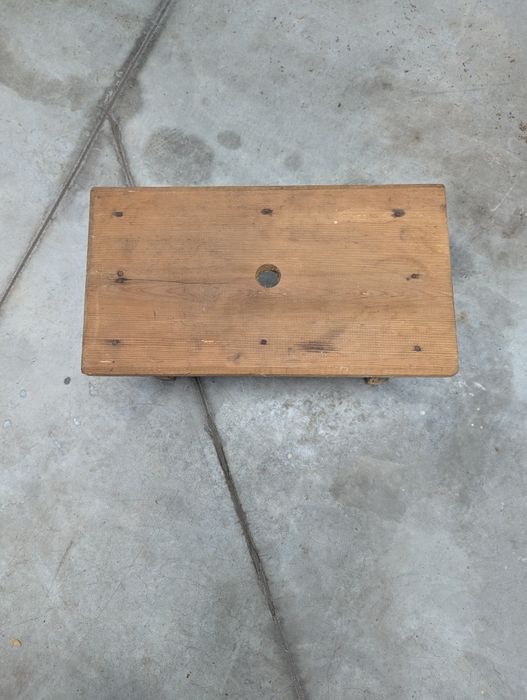 Старо дървено столче