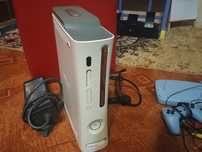 Xbox 360 și un controller