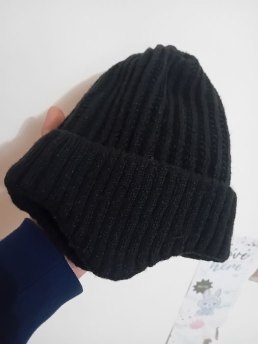 Fes care acoperă urechile pe negru