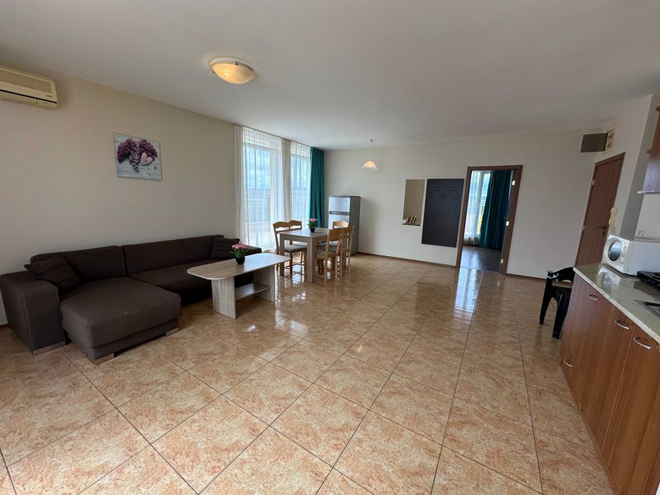 Просторен тристаен апартамент с гледка море, Първа линия