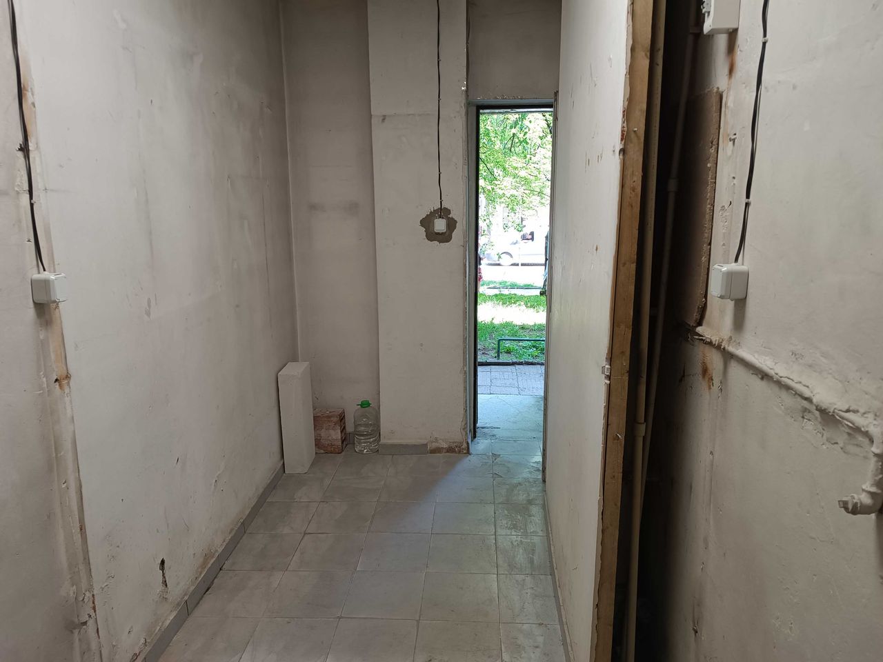 Дава се под наем Магазин в София, Център - 9 кв.м за 100 € - Снимка #4