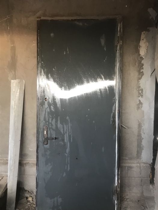 дверь перед входом в дом