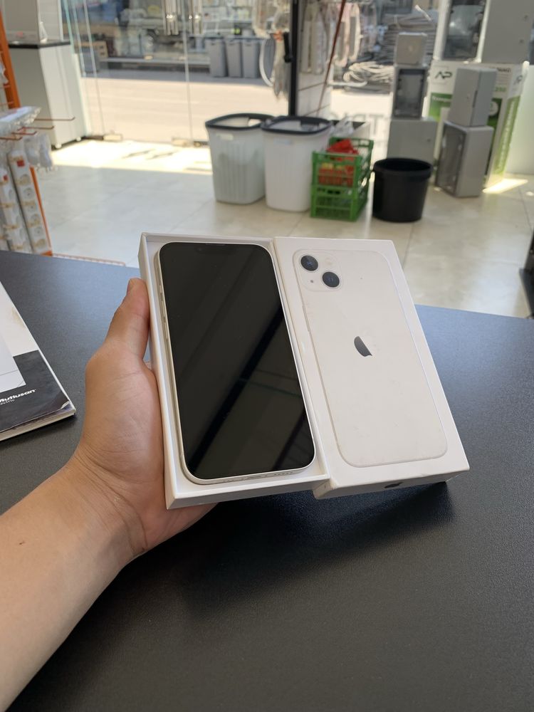 iPhone 13.