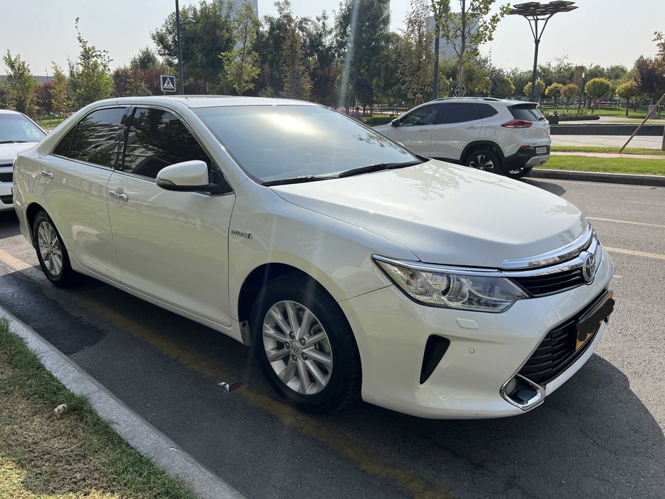 Toyota Camry 55 Hybrid 2016 года