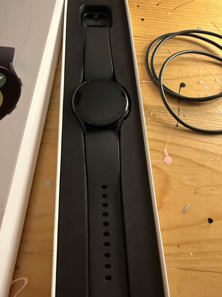 Samsung Galaxy Watch5, cu încărcător