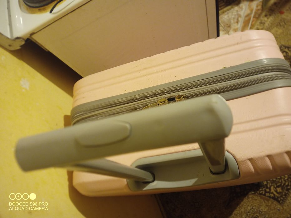 Голям много запазен и здрав куфар