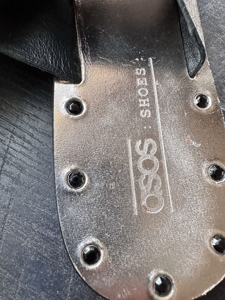 Ярки сребрист кожени джапанки Asos с кристали