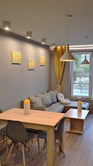 Дава се под наем Двустаен апартамент в к.к. Св.Св. Константин и Елена - 60 кв.м за 650 € - Снимка #1