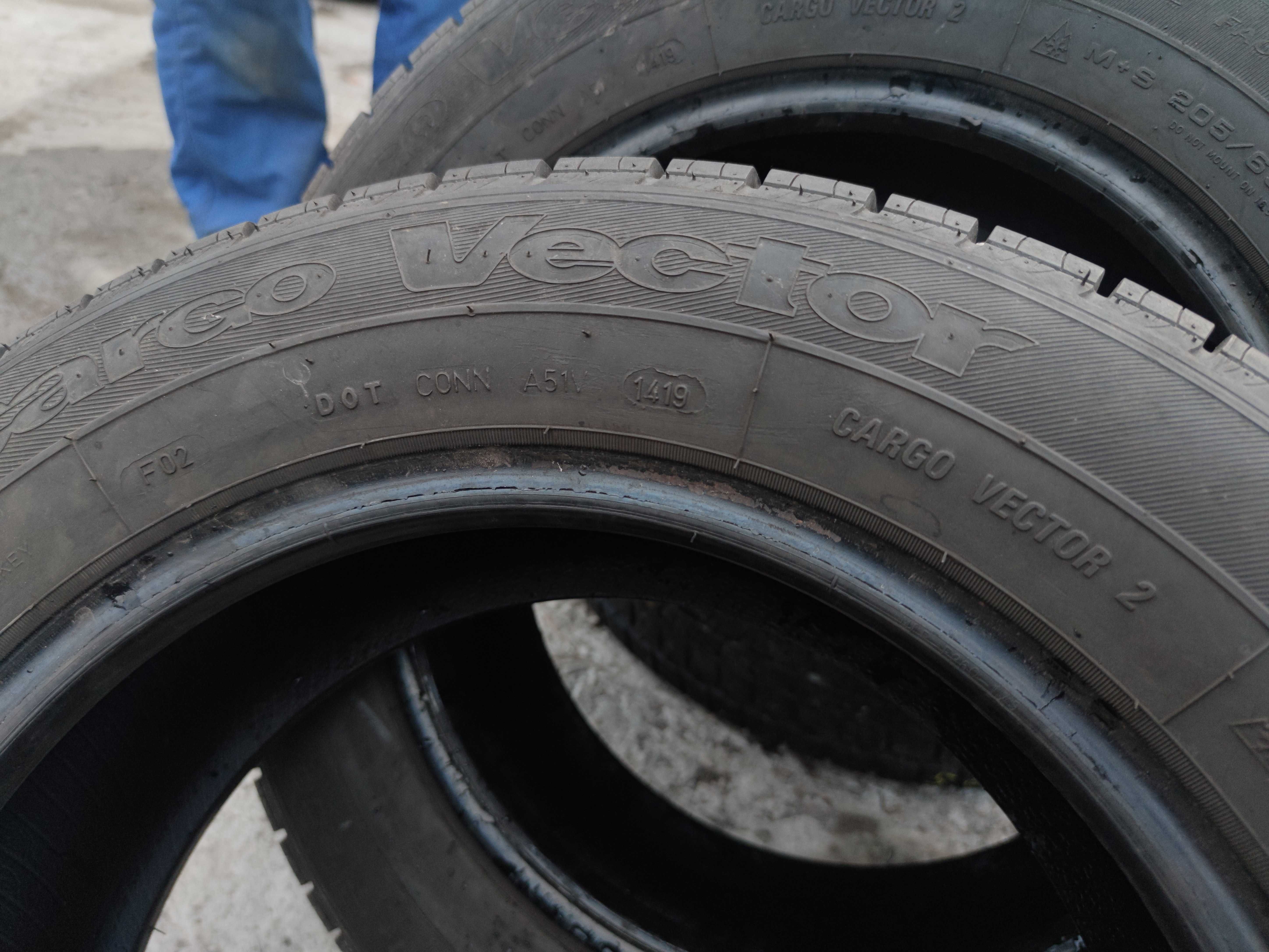 2бр Всесезонни Гуми за БУС 205 65 16 С - Goodyear