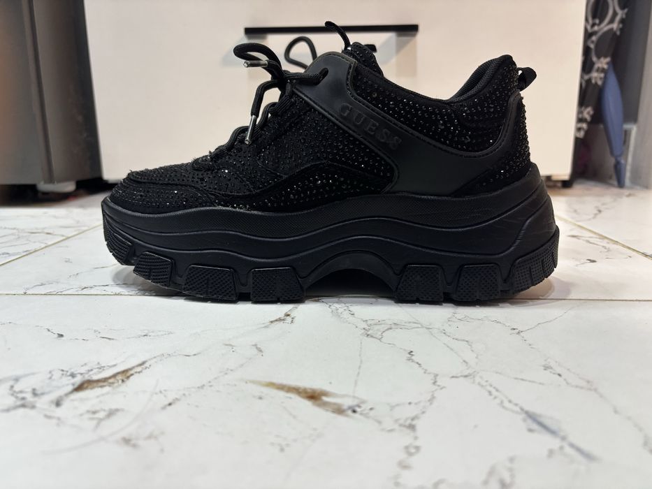 Сникърси Guess бестселър