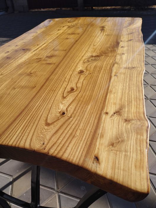 Стол из натурального дерева