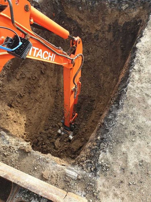 Servicii miniexcavator, sapaturi ,fundatii, santuri apa curent.