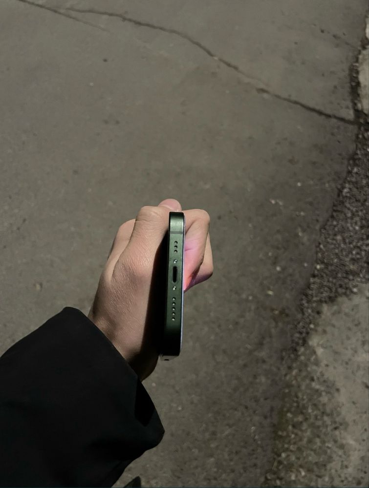 Срочна сотилади Iphone 13