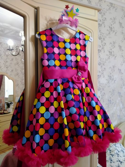 Продается нарядное праздничное платье в комплекте