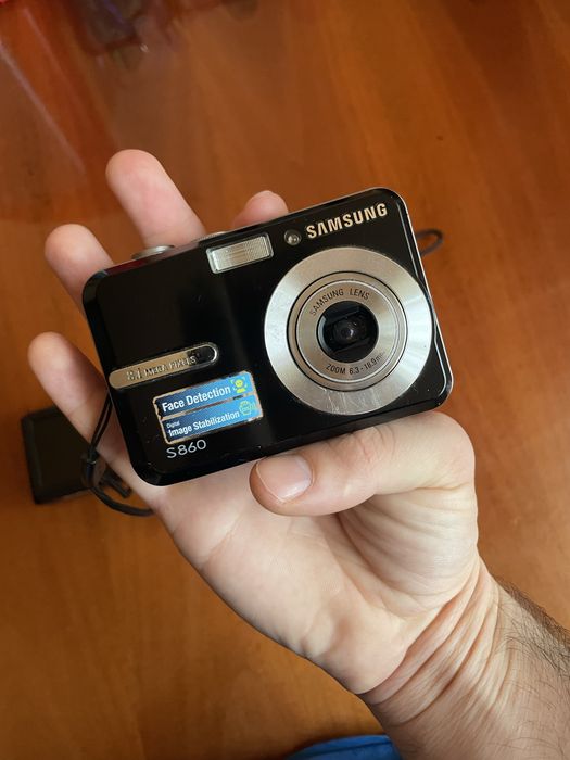 Vand doua aparate foto compacte samsung