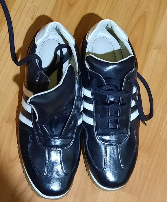Adidași din piele confecționați manual