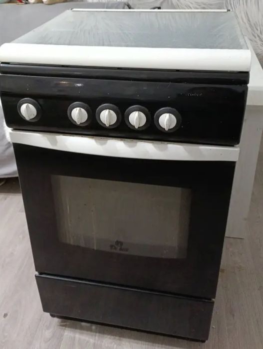 Продам газовую плиту 4 комфорочную.