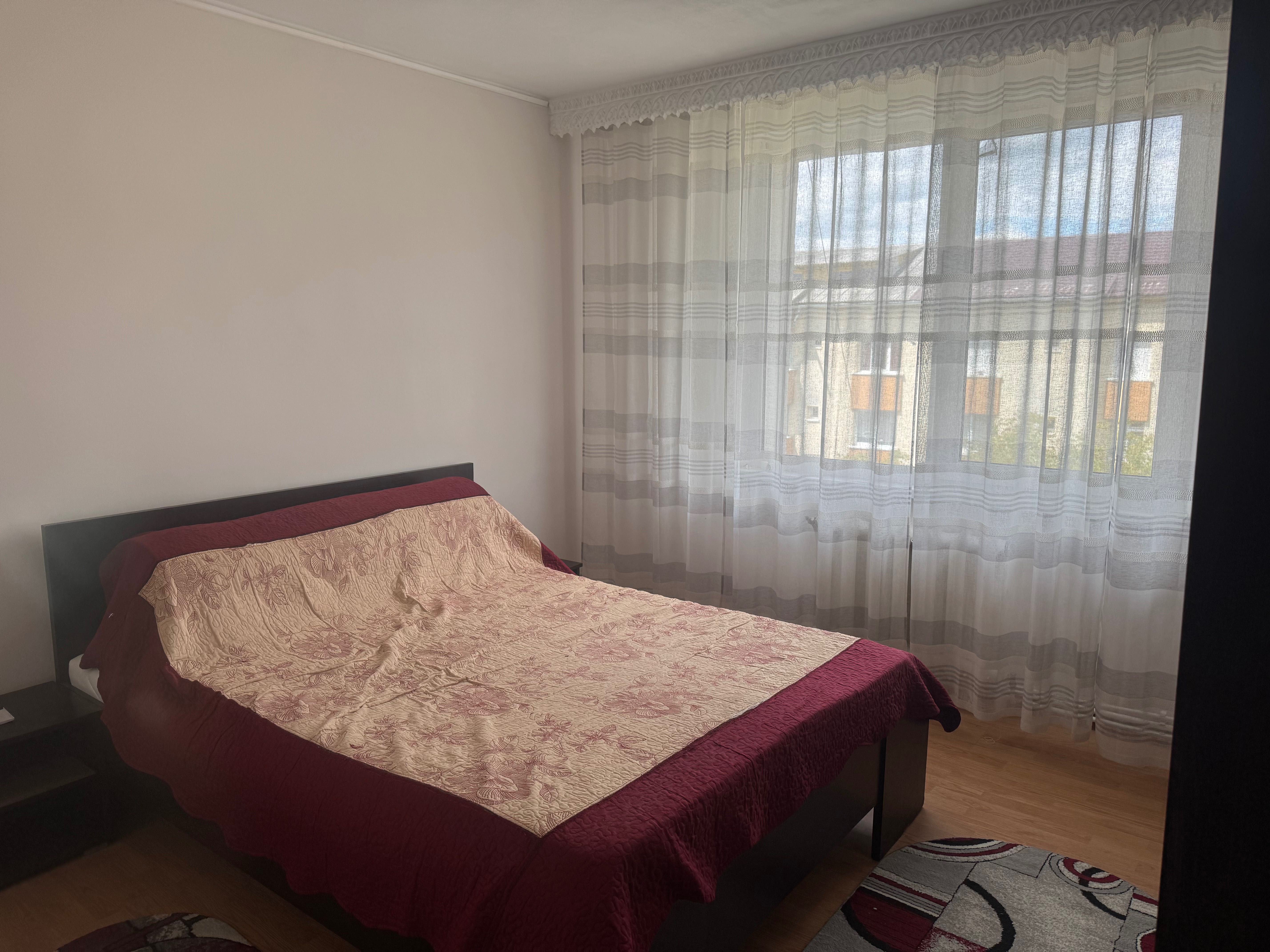 Închiriez apartament mobilat - 3 camere in Precista