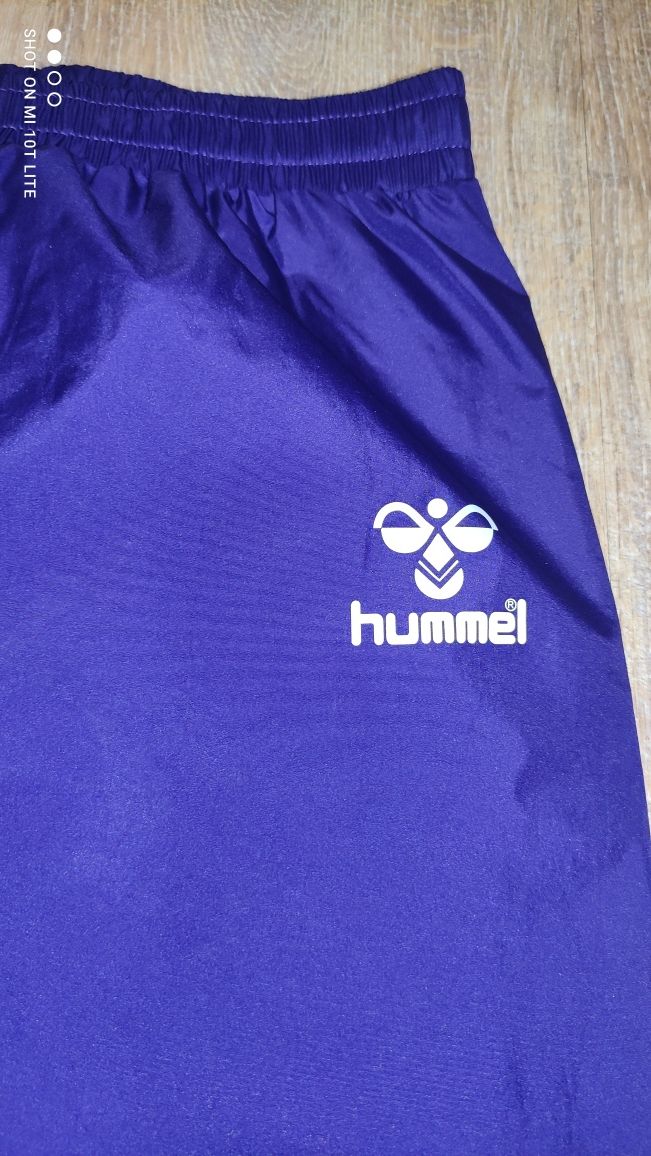 ново долнище на Hummel