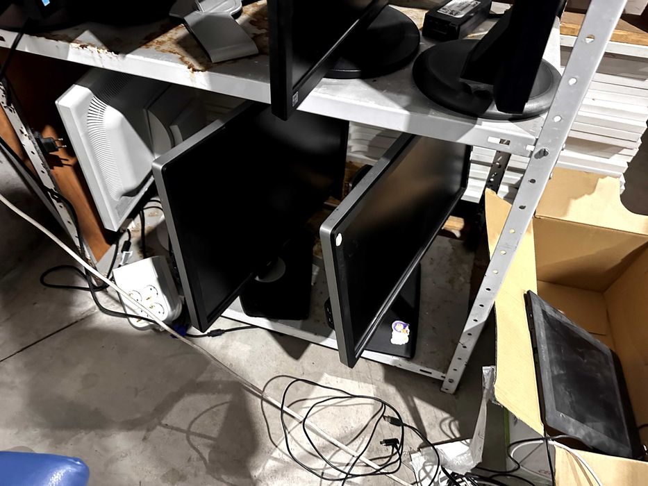 Лот 13 монитора – всички работят – 350 лв.