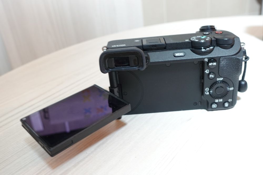Sony Alpha A 6700 cu garantie 2 ani + incarcator extern cu 2 baterii