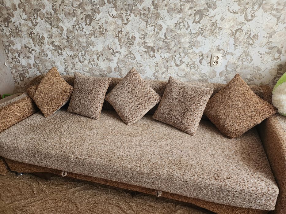 Диван трёхместный