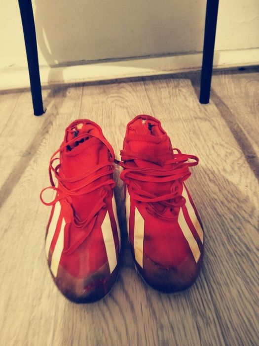 Бутсы Адидас красныйе