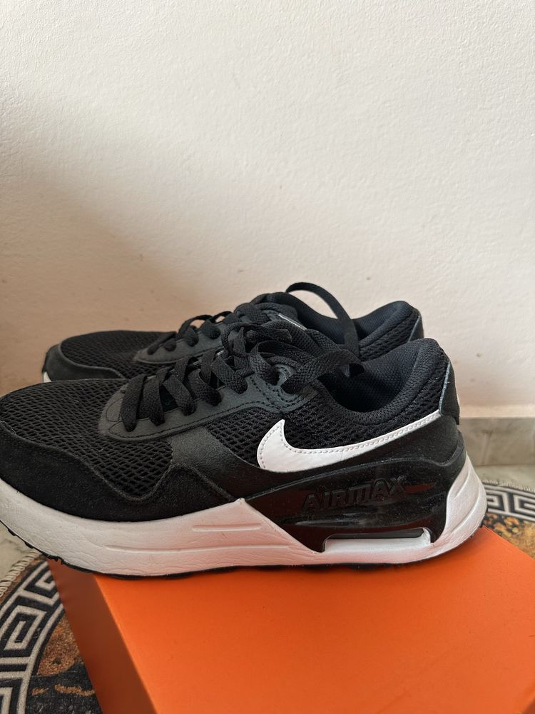 Обувки Nike оргигинални 39,5