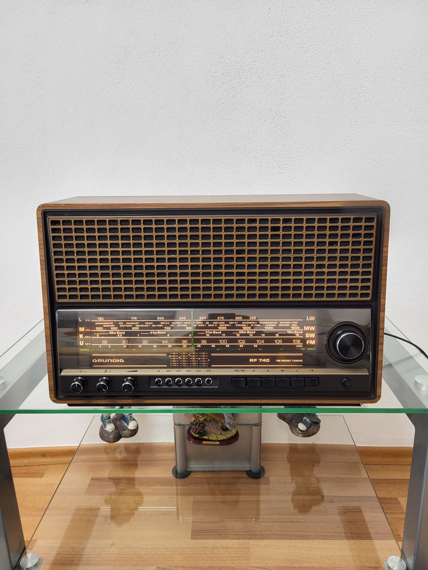 Radio GRUNDIG RF 740 stare ca nou  pentru colecție