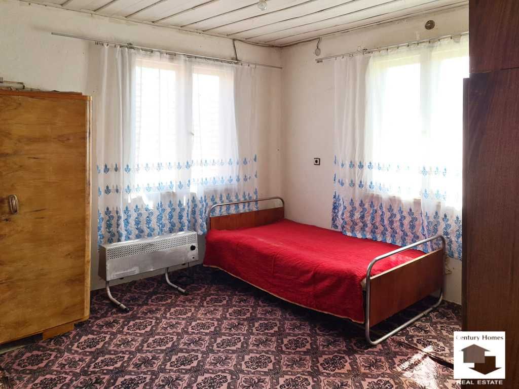 145293 Къща с равен двор , гараж и стопански постройки в с. Павел