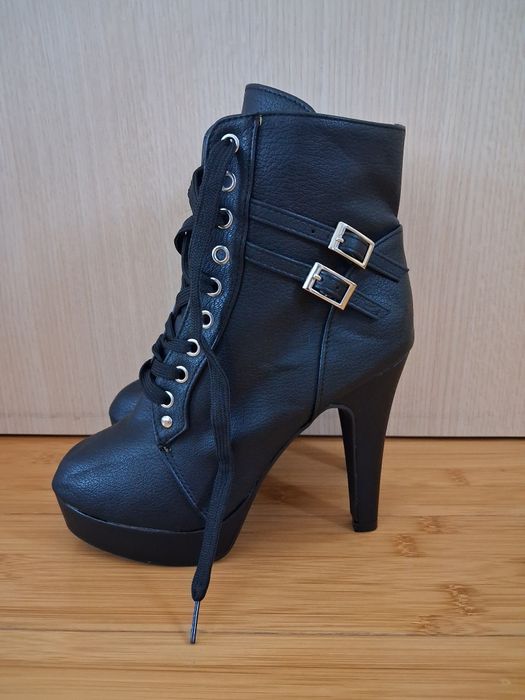 Продавам пънк/готик черни боти на високи токове