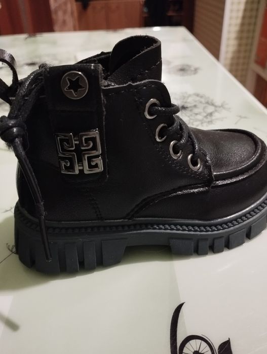 Продам детские  ботинки для девочек