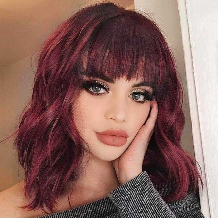 Ефектна омбре червена перука на вълни с тъмни корени и бретон