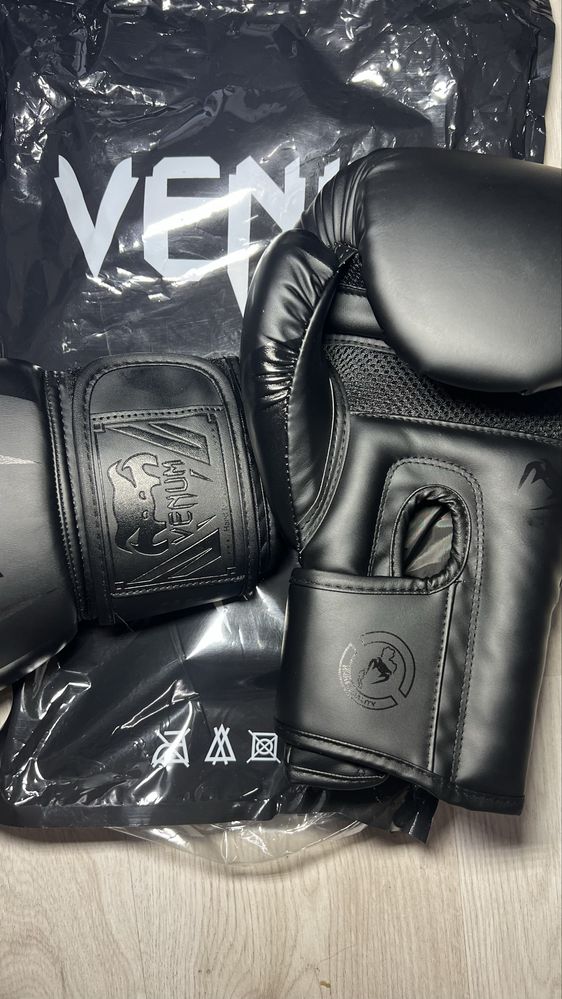 Venum 14oz боксови ръкавици чисто нови