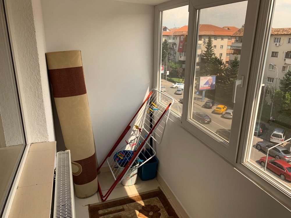 Vând apartament 3 camere, in centru, 3 camere, etaj 4 acoperit