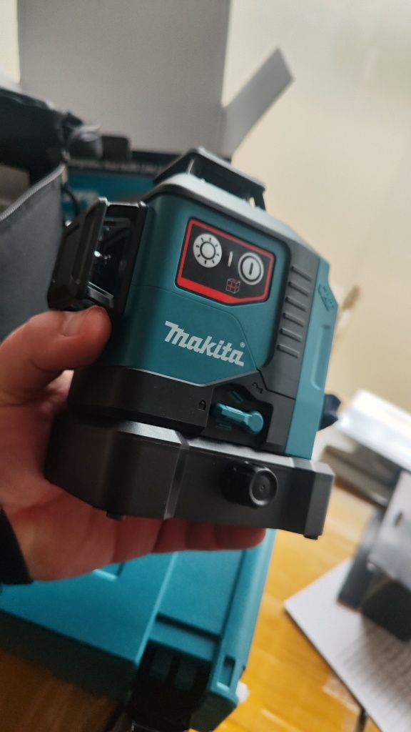 Лазер Makita SK700D + куфар + зарядно + 2хбатерии
