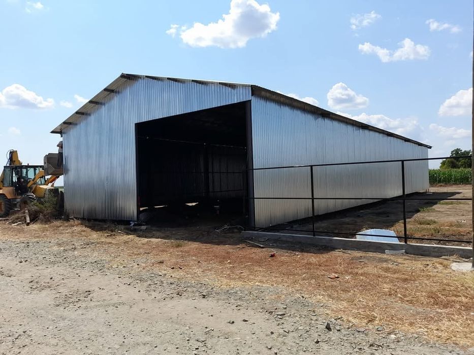 Vând de pe stoc hală metalică învelită cu tabla.