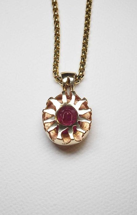 Издържан медальон с голям естествен рубин и неповторим дизайн! Уникат!