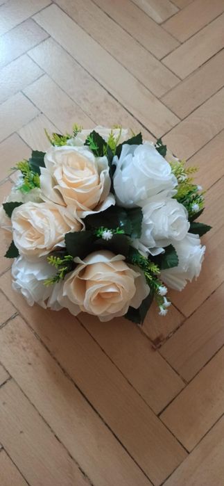 Топка изкуствени цветя рози за украса - цвят кремаво с бяло - 10 броя