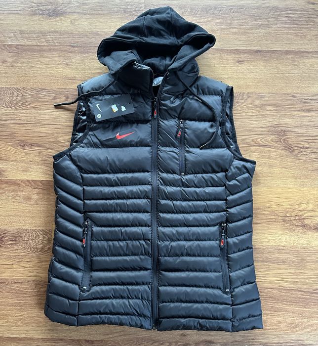 Мъжки,черен елек Nike със сваляща се качулка и ципове на джобовете